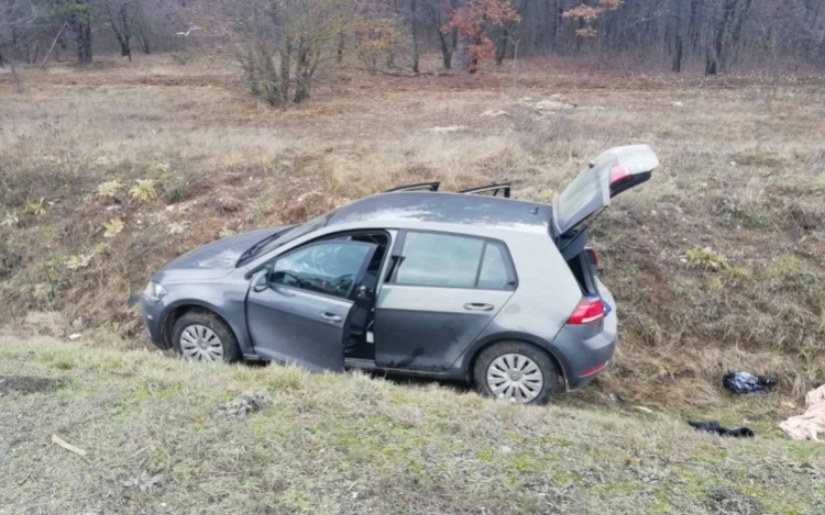 Árokba hajtott egy rendőrök elől menekülő embercsempész